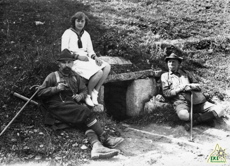 Arros Frigyes tanár, Orosz Klára és Orosz Endre az Angyalkútnál