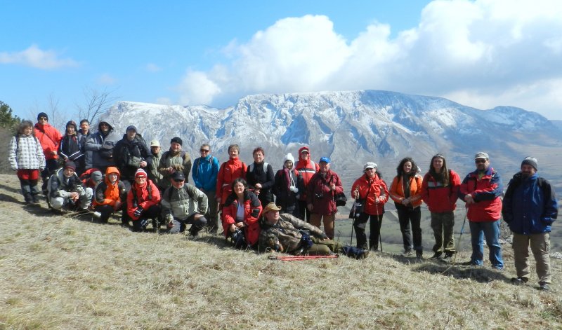 Csoportkép a Székelykővel.
