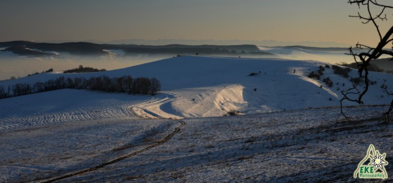 Nyom&aacute;ti tető panor&aacute;ma fogarasi gerinccel