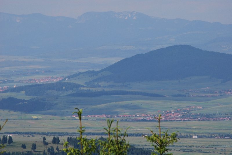 Nagyhagymás a Nagy Piliskéről (Tusnád), előtérben a Somlyó-hegy