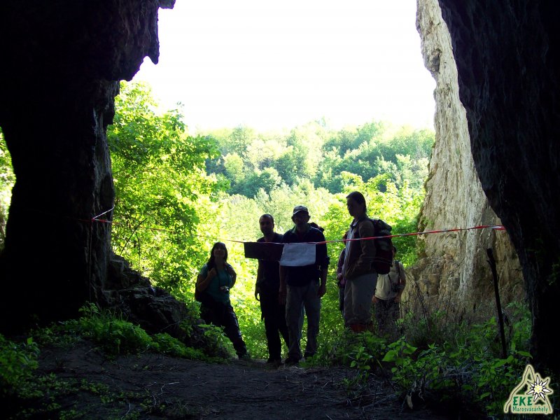 Csapatunk a Kecskés-barlangnál