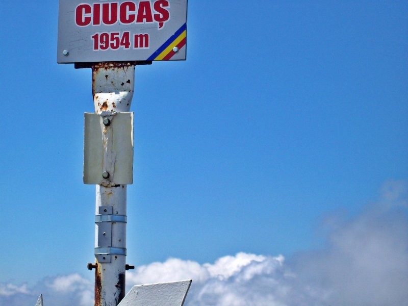 Csúcstábla a felhők fölött