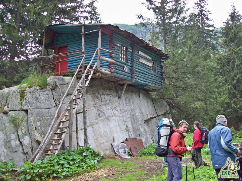 A fefüggesztett menédekház