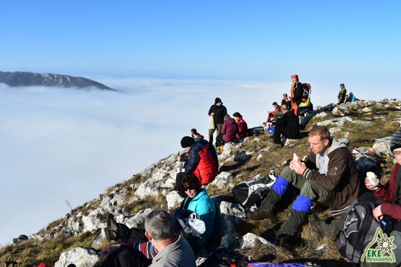 Falatozés a fellegek felett