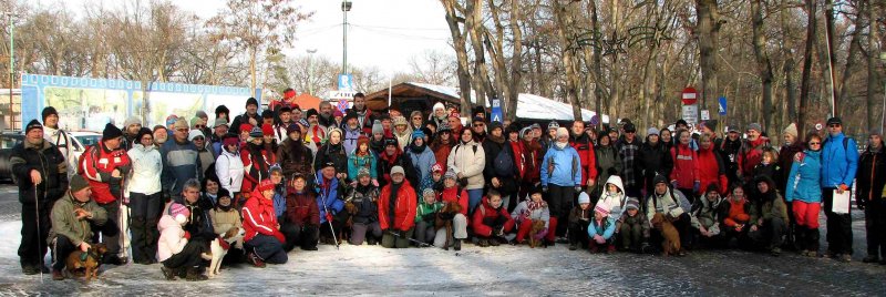 Csoportkép a kőmedvénél