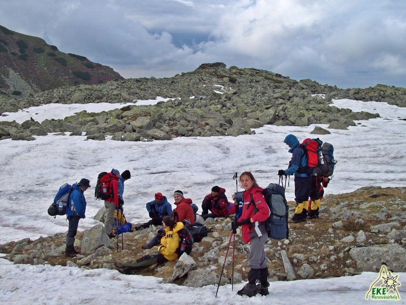 Pihenő a Măndra tónál